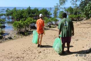 event image 1593731014 collecte de dechets a la plage de tianite