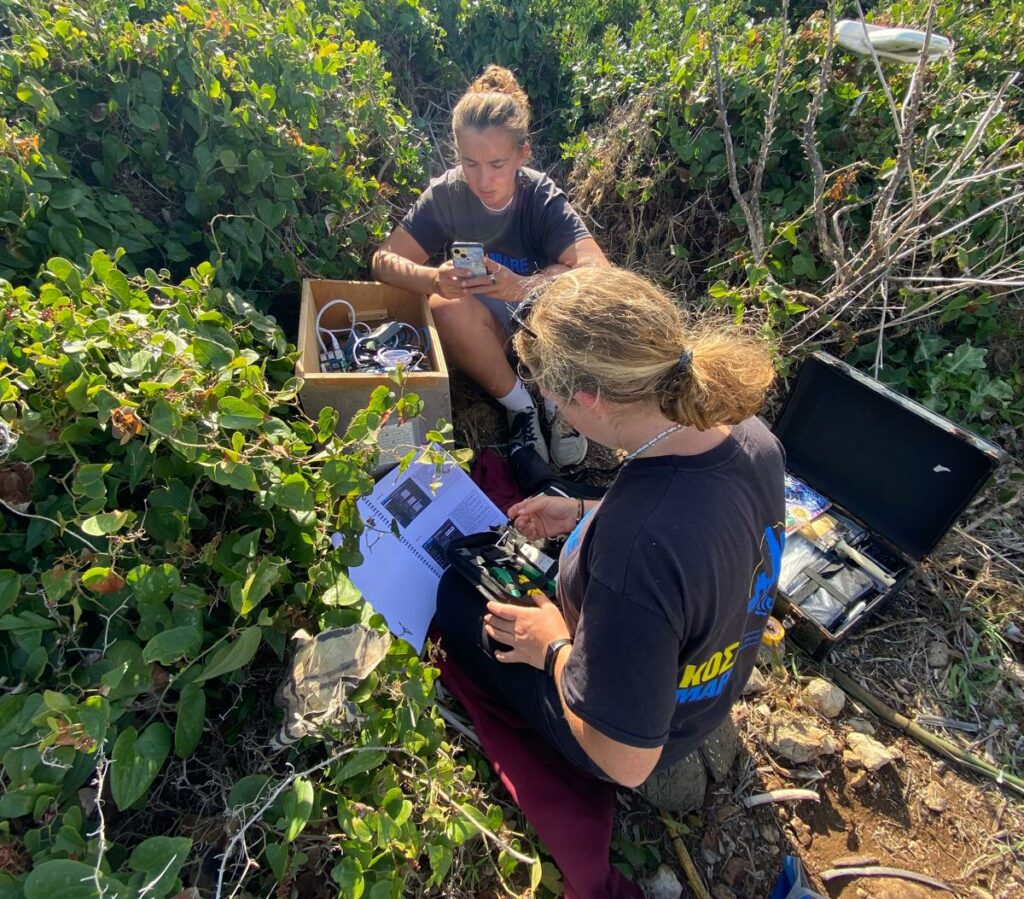 Bella et Bianca de Kosamare installent des kits caméras pour observer les phoques moines dans les grottes
